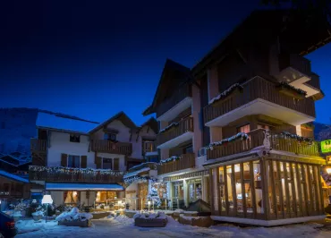 Vue sur l'hôtel en hiver la nuit