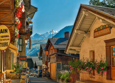 La rue principale du village, ses commerces et sa vue sur le Mont-Blanc