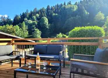 Terrasse avec vue sur les Arcs,exposée plein sud en lisière de forêt