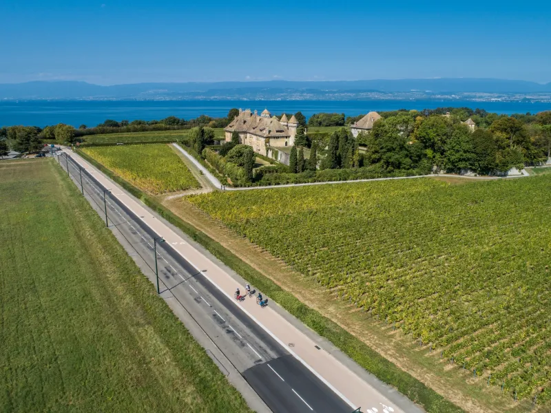 Cyclists in front of the Château de Ripaille in Thonon-les-bains