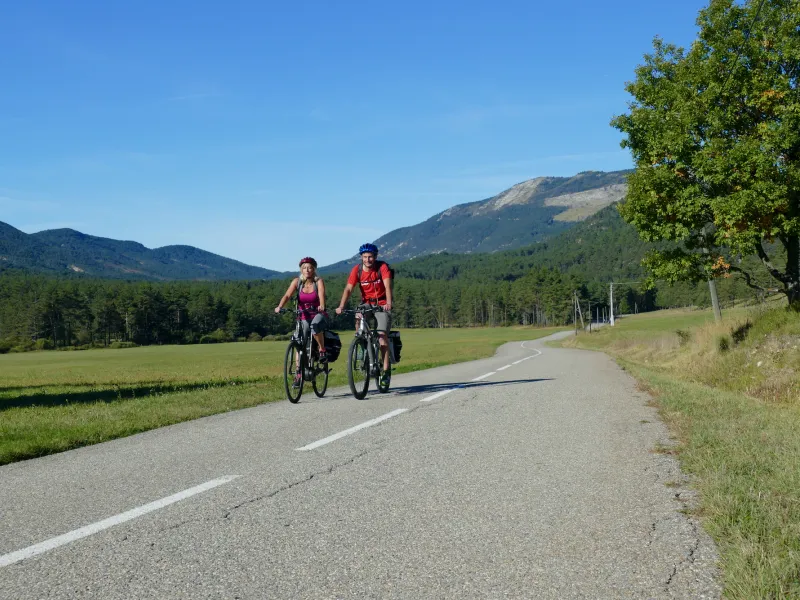 Cyclists leaving Saint-Auban