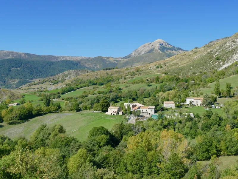 Hamlet in the commune of Tartonne at the foot of Cheval Blanc