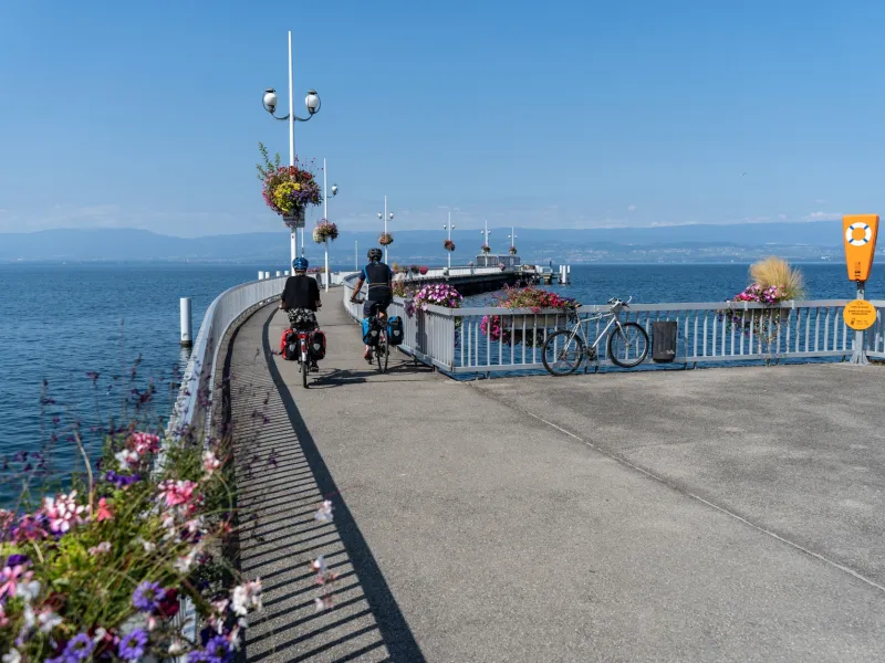 Cyclists on the Thonon-les-Bains pier