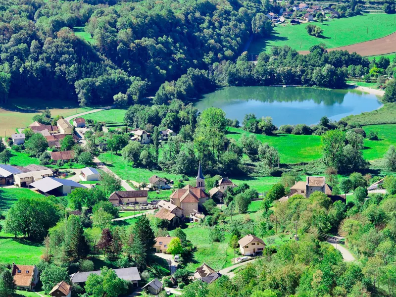 Saint-Jean-de-Chevelu and its lake