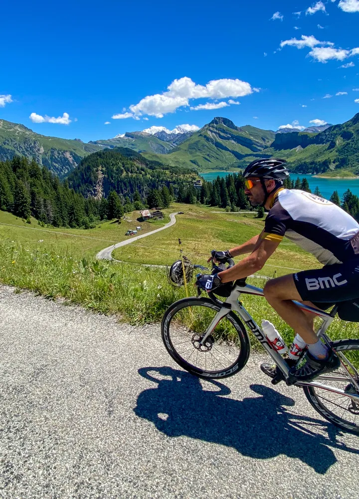 Cycliste à vélo dans les Alpes