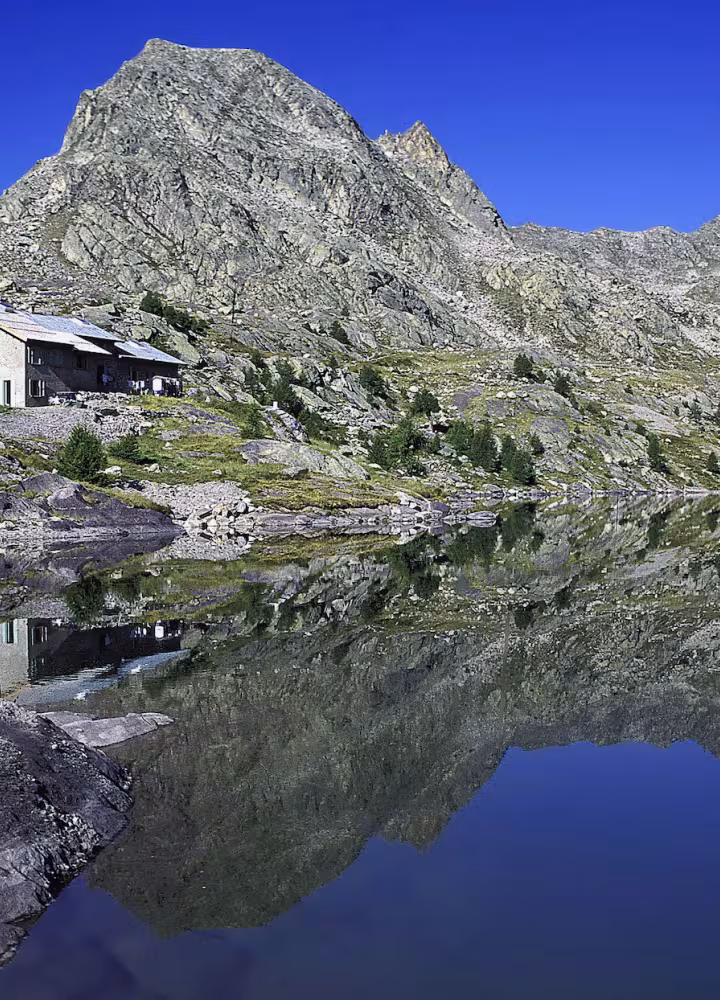 The Merveilles refuge in front of Lac Long Supérieur des Merveilles