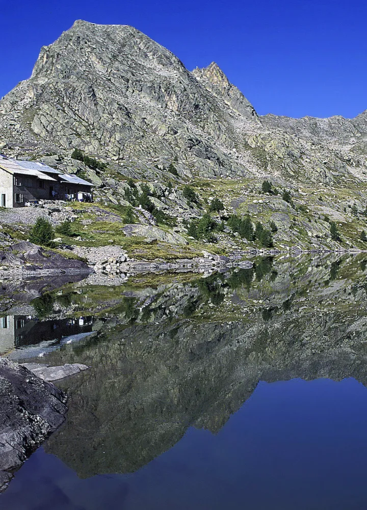 The Merveilles refuge in front of Lac Long Supérieur des Merveilles