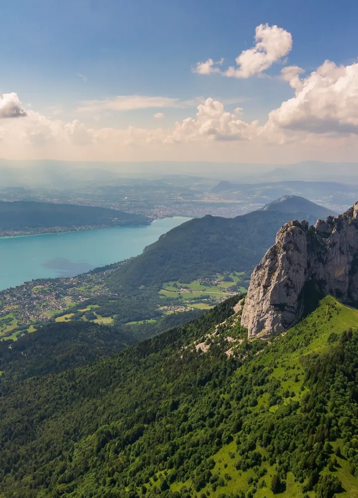 Aerial_view_of_the_lake_and_paragliding_above_Dents de Lanfon