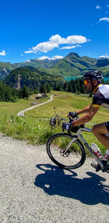 Cycliste à vélo dans les Alpes