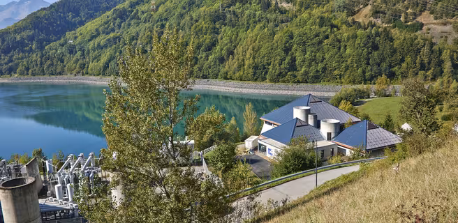 Au bord du lac d'Allemont, à côté de la centrale EDF de Grand'Maison