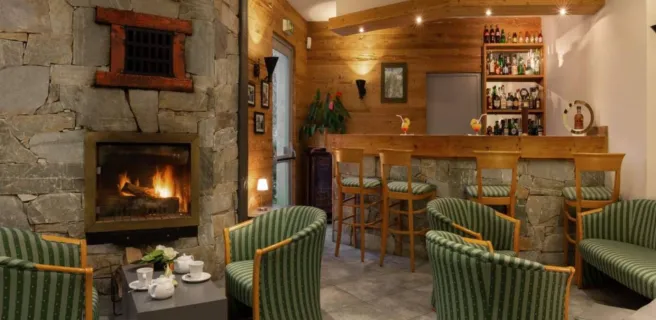 espace lounge feu de cheminée et bar