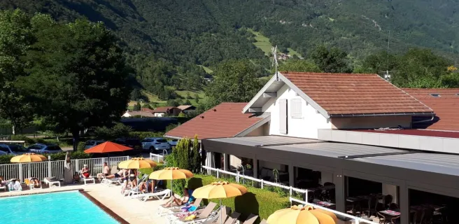 piscine transats et restaurant vue montagne