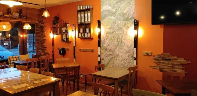 Salle avec écran TV Déniv' Café