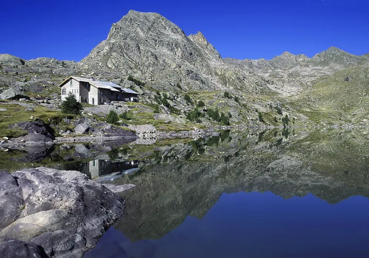 The Merveilles refuge in front of Lac Long Supérieur des Merveilles