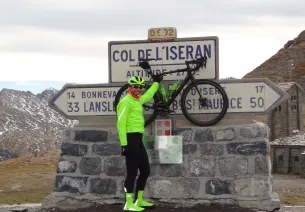 cycliste sur routes des grandes alpes®