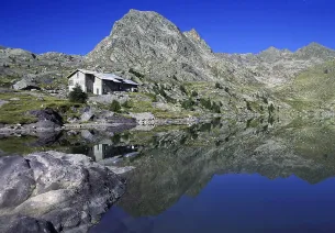 Le refuge des Merveilles devant le Lac Long Superieur des Merveilles.jpeg