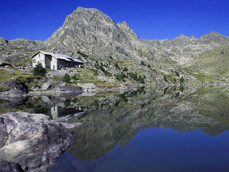 The Merveilles refuge in front of Lac Long Supérieur des Merveilles